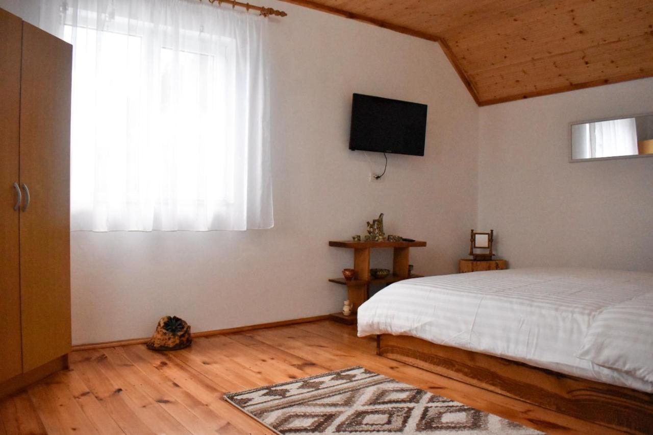 Villa Casa De Sub Hora Zărneşti Exterior foto