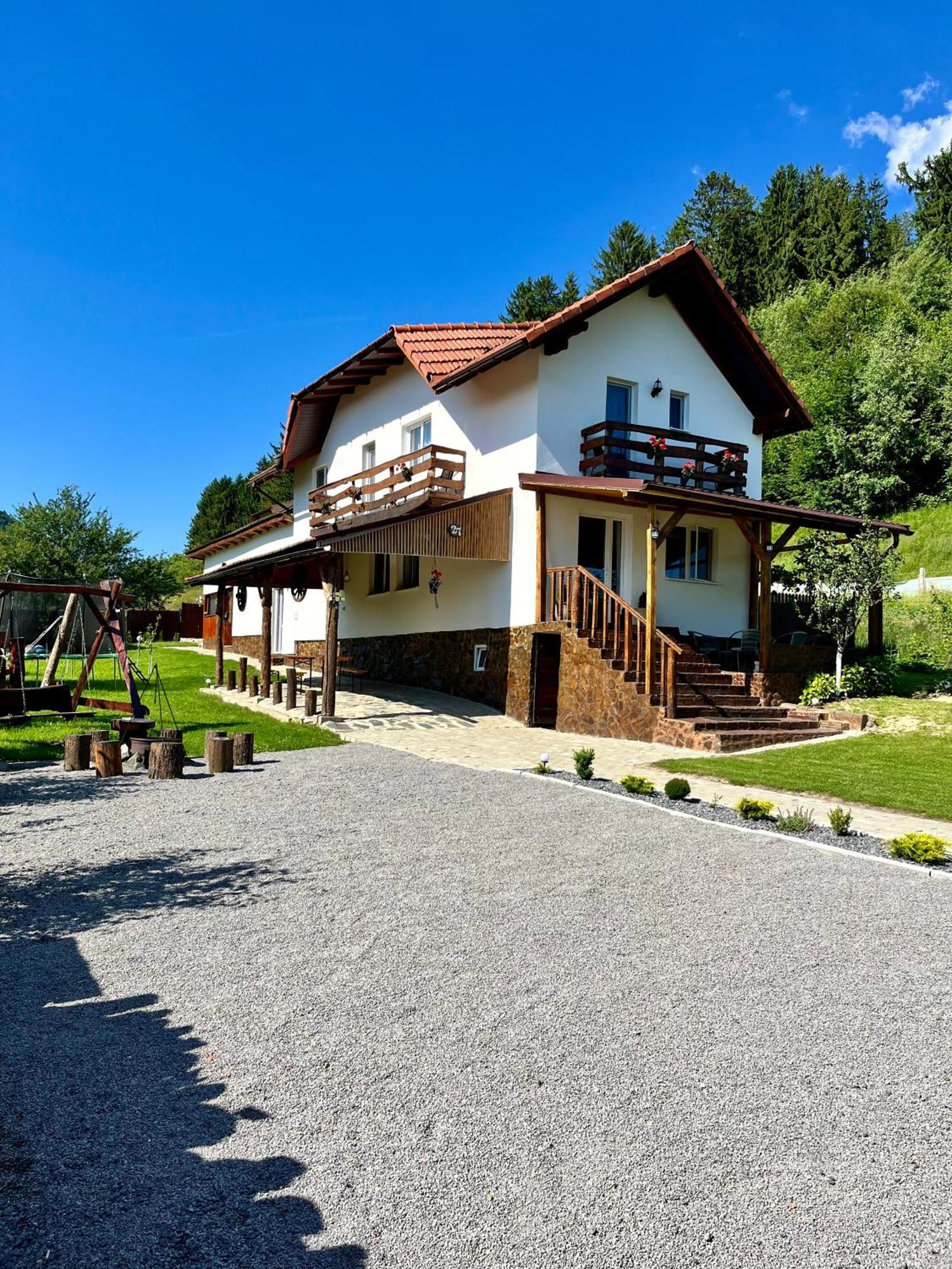 Villa Casa De Sub Hora Zărneşti Exterior foto