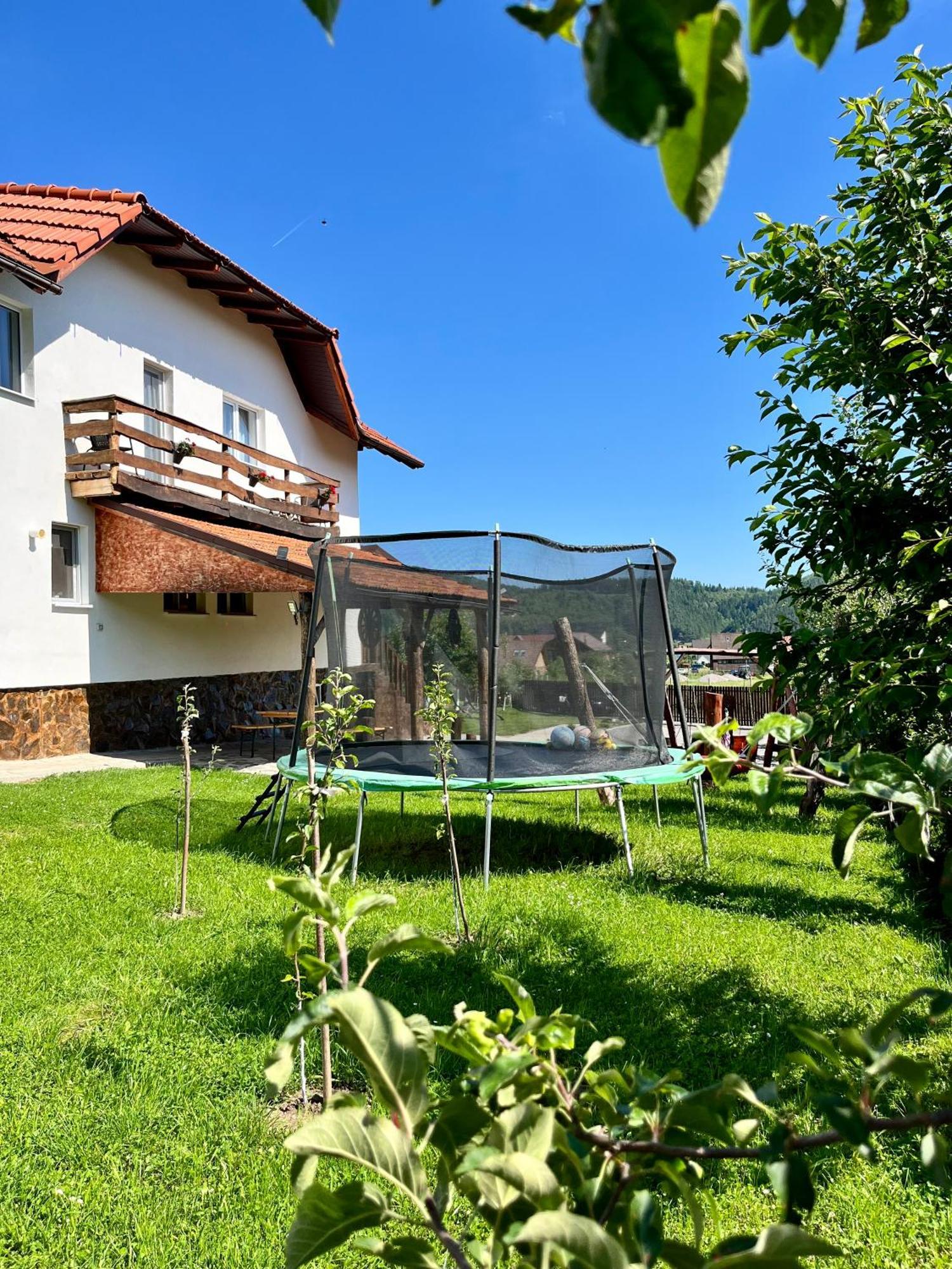 Villa Casa De Sub Hora Zărneşti Exterior foto
